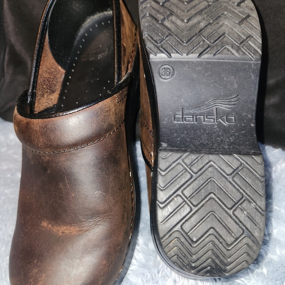 WOMENS SIZE 6 DANSKO CLOGS - Picture 2 of 3